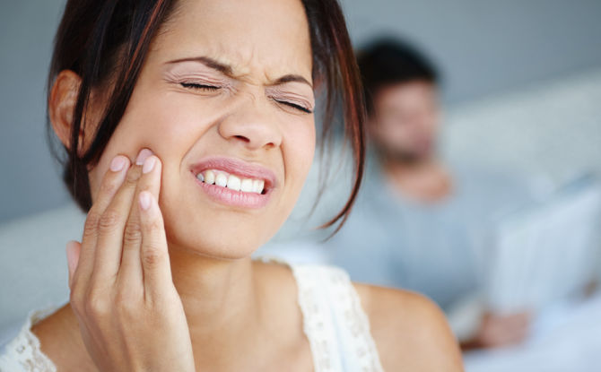 Apporte les dents et la mâchoire: raisons et quoi faire