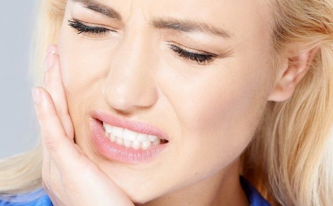 Causes de la douleur à la mâchoire lors de l'ouverture de la bouche et de la mastication, que faire