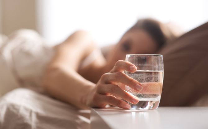 Bouche sèche le matin, l'après-midi et la nuit: causes et traitement