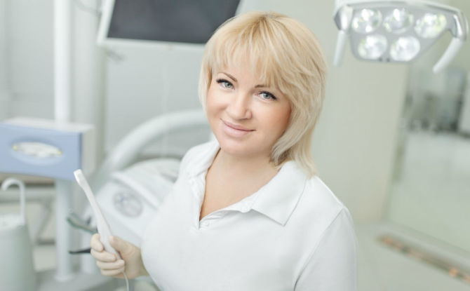 Qui est dentiste et que traite-t-il?