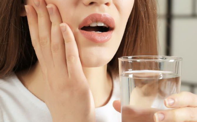 Se rincer la bouche avec du soda-salin pour les maux de dents: proportions, comment cuisiner