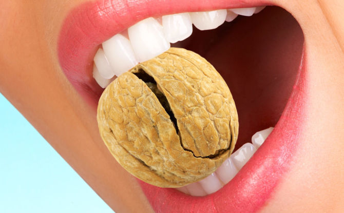 Comment renforcer l'émail des dents à la maison